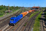 Mit einem langen Containerzug verließ die 223 033 der EVB am 16. Mai 2024 den Bremer Rangierbahnhof in südlicher Richtung. Die Lok wurde 2007 an die EVB ausgeliefert und trägt seit 2020 das neue Farbschema. 