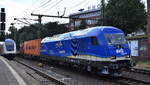 Eisenbahnen und Verkehrsbetriebe Elbe-Weser GmbH, Zeven mit ihrer  223 034  (NVR:  92 80 1223 034-0 D-EVB ) und einem Containerzug Richtung Hamburger Hafen am 30.07.24 Höhe Bahnhof Hamburg