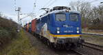 Eisenbahnen und Verkehrsbetriebe Elbe-Weser GmbH, Zeven mit ihrer  140 761-8  (NVR:  91 80 6140 761-8 D-EVB ) und einem Containerzug am 24.01.25 Durchfahrt Bahnhof Berlin-Hohenschönhausen.