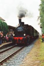 Groer Andrang zum Sonderzug mit der 89 6237 der Museums-Eisenbahn Minden in Zeven, anllich des Tages der offenen Tr 2007.