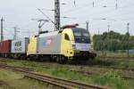 ES 64 U2-099 der EVB am 26.05.2009 bei der Durchfahrt des Seelzers Rangierbahnhofes mit Containerwagen.