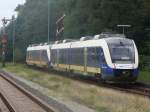 EVB 102 sowie ein weitere EVT Triebwagen verlassen am 5.9.2009 den Bahnhof Cuxhaven im Auftrag der DB AG Richtung Bremerhaven.