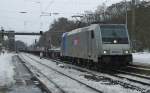 185 672-3 mit Containerzug in Fahrtrichtung Norden am 17.01.2010 durch Eichenberg.