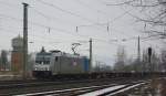 185 672-3 mit Containerzug in Fahrtrichtung Norden durch Eschwege West.