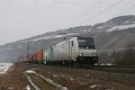 185 572 mit einem Containerzug am 18.02.2010 bei Thngersheim.