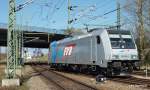 185 680-6 der EVB rollt am 17.04.10 als Lz aus dem Rbf Alte-Sderelbe, um sich vor einen Containerzug zusetzen.