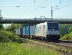 185 676-4 der EVB poltert am 5.06.10 mit einem Containerzug aus Hamburg-Waltershof durch Radbruch Richtung Hannover.