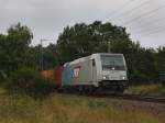 Die 185 673 am 11.08.2010 mit einem Containerzug unterwegs bei Eystrup.