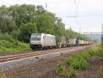 Die wegen des Lichtgrues  schielende  185 673-1 mit Containerzug in Richtung Sden bei Eschwege West.