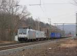 185 673-2 mit Containerzug in Fahrtrichtung Sden.