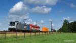 185 673-1 und 420 13 passieren am Morgen des 04.07.12 Reindorf auf dem Weg nach Hamburg mit einem Containerzug.