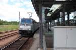 185 673-1 (EVB) wartet in Werdau mit einem Containerzug auf die Abfahrt.25.06.2012