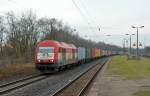 Der Eurorunner 420 13 der EVB fuhr am 18.12.13 mit einem Containerzug durch Schkopau Richtung Halle(S).