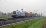 182 911 rollte mit dem Containerzug Hamburg-Hof am 16.10.14 durch Braschwitz Richtung Halle(S).