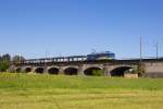 140 761-8 zieht ihren leeren Autozug über die Allerbrücke in Richtung Hannover.