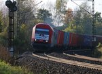 233 034 (420 14) legt sich bei Niederhone mit ihrem Containerzug in Fahrtrichtung Norden in den Gleisbogen.