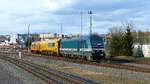 Enercon, ER 20, 223 141 ( 9280 1223 141-3 D-EGOO ) mit einem Vossloh High Speed Grinding Zug auf der Durchreise in Gera HBF am 26.3.2022