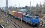 EGP 140 857-4 am Abend des Ostermontag mit Containerzug Richtung Norden, 02.04.18 Berlin-Springpfuhl.