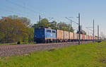 Am 05.05.18 führt 140 853 einen Containerzug durch Braschwitz Richtung Halle(S).