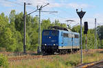 EGP Lok 151 007 von Bergen auf Rügen kommend fährt abzweigend in Mukran-Borchtitz ein, um mit RE 9 nach Lietzow zu kreuzen. - 29.06.2018 - Am BÜ km 265,5 aufgenommen.
