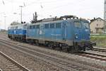 EGP 140 857-4 zusammen mit EGP 225 802-8 (218 002-4) am Nachmittag des 04.04.2017 abgestellt im Bahnhofsbereich von Efringen Kirchen in Südbaden.