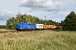 140 627-1 der EGP kam mit einem Containerzug aus dem Hagenower Land.