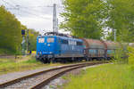 EGP Lok 151 118 mit beladenen Kreidewagen der Gattung Ta im grünen Umfeld des Anschlusses im Kreidewerk Lancken.