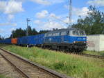 225 802 drückte einen Containerzug,am 05.August 2021,von der Abzweigstelle Borchtitz in den Fährhafen Mukran.