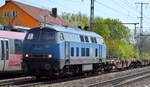 EGP mit der  225 002-5  (NVR:  92 80 1225 002-5 D-EGP ) und gemischtem Güterzug mit leeren Containertragwagen und Schüttgut-Selbstentladewagen am 29.04.22 Durchfahrt Bf.