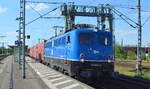 Eisenbahngesellschaft Potsdam mbH, Potsdam mit  140 824-4  (NVR:  91 80 6140 824-4 D-EGP ) und Containerzug am 15.06.22 Durchfahrt Bahnhof Wittenberge.