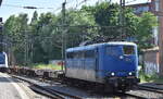 Eisenbahngesellschaft Potsdam mbH, Potsdam (EGP) mit ihrer  151 118-7  (NVR:  91 80 6151 118-7 D-EGP ) und einem schwach ausgelastetem Containerzug am 13.06.23 Vorbeifahrt Bahnhof Hamburg-Harburg.