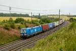 193 838-0 EGP Vectron mit Containerzug in Ovelgünne, Juni 2023.