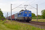 Mit einem Containerzug am Haken rollt 151 131 der EGP am 20.06.24 durch Greppin Richtung Bitterfeld.