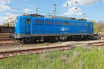 140 678 der Eisenbahngesellschaft Potsdam mbh steht im Bereich des Bahnhofes Cottbus, gesehen vom einen Parkplatz für Mitarbeiter der Bahn am 29. April 2016. 