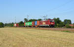 185 632 schleppte am 29.06.19 einen kurzen Containerzug durch Gräfenhainichen Richtung Wittenberg.