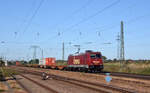 185 632 führte am 22.09.19 einen sichtlich schlecht ausgelasteten Containerzug durch Weissig Richtung Dresden.