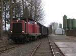 V100 “Emsland” der Emslndische Eisenbahn GmbH (ehemalige 211 308-2) steht abfahrtsbereit in richtung Ocholt mit bergabegterzug 56456 Ocholt-Sedelsberg-Ocholt in Ramsloh am 19-3-2010.