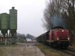 Ein rauchende und qualmende V100 “Emsland” der Emslndische Eisenbahn GmbH (ehemalige 211 308-2) whrend rangierarbieten in Ramsloh am 19-3-2010. 