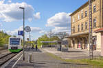 Der RegioShuttle 003 der Erfurter Bahn hielt am 4.5.16 auf dem Weg nach Schweinfurt in Münnerstadt auf Gleis 1 vor dem Empfangsgebäude. 