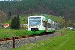 VT 304 (Hof - in Bayern ganz oben) zusammen mit VT 314 (beide EB) am 30.4.2021 am Bahnübergang bei Kleindembach.