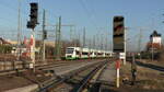 Vier Triebwagen der Baureihe 650 der Erfurter Bahn erreichen am Abend des 28.02.2022 den Bahnhof Weimar.