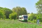 VT 326 der Erfurter Bahn brummt auf der Relation Saalfeld - Blankenstein die Höhen des Thüringer Schiefergebirges hinauf.