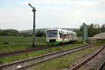 Freie Durchfahrt hat hier der dreiteilige Triebwagen der Erfurter Bahn bei der Vorbeifahrt an der Kies Verladeanlage in Caaschwitz.