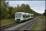 Zwei Regioshuttle der Erfurter Bahn, VT 019 und ein weiterer, rollen am 06.10.2024 in den Bahnhof Ebenhausen/Unterfranken.