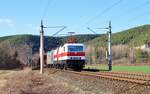 243 822 (EBS) und 143 936 (FWK) brachten am 09.03.19 einen Holzzug durch Remschütz nach Saalfeld/Saale.