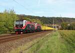 143 124-6 und 143 056-0 (EBS) zu sehen mit einem leeren Holzzug am 05.10.22 in Schöps.