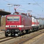 FWK 143 936 fuhr mit FWK 143 822 und mit Kesselwagen am 17.3.24 durch Naumburg (Saale).