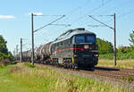 232 592 der EBS führte am 25.06.24 einen Kesselwagenzug durch Greppin Richtung Bitterfeld.