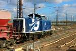 Erfurter Gleisbau 211 074-0 bei Bauarbeiten am 26.02.22 in Hanau Hbf vom Bahnsteig aus fotografiert