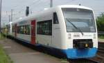 Zwei Regioshuttle der Erfurter Bahn (mit  Stadler  Werbung)fahren am 20.05.2005 als EB Apolda-Ilmenau in Erfurt Hbf ein.